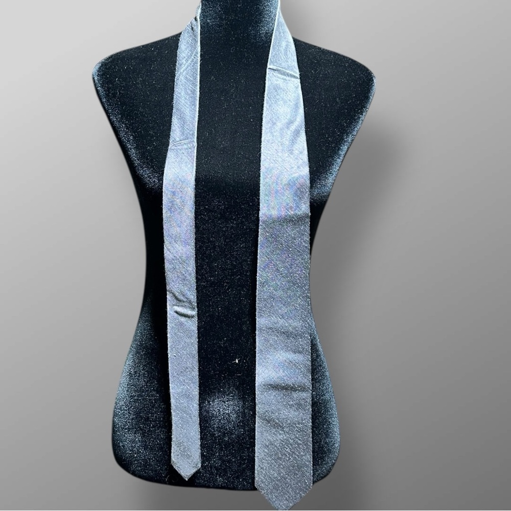 Michael Kors Men’s Silver & Blue Silk Blend Tie 58″ Elegant Classic